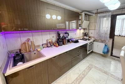 Apartament cu 4 camere semidecomandat, mobilat în Apărătorii Patriei