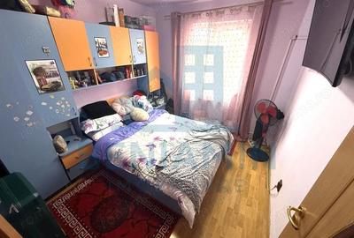 Apartament cu 3 camere semidecomandat în Florilor