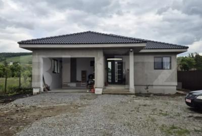Casă cu 4 camere cu Teren 1399 Mp în Ernei - 2