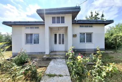 Casă cu 3 camere cu Teren 2073 Mp în Central - 1