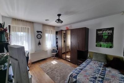 Chitila langa Lacul cu Nuferi si Padure Chitila langa Lacul cu Nuferi si Padure - 10