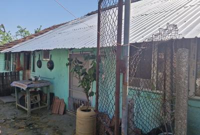 Casă cu 5 camere cu Teren 3937 Mp în Central - 3