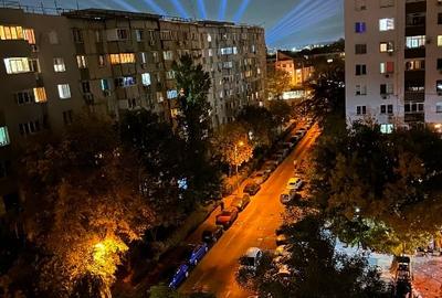 Apt 3cam renovat  69mp, dotat cu  CT, AC , an 1985  etaj 7/8, mobilat - 13