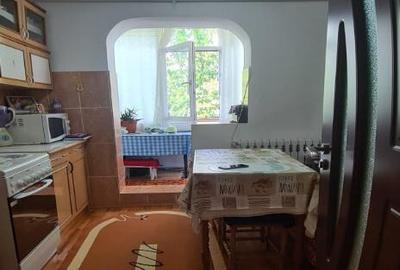 Apartament cu 2 camere cartier C5 etajul 4 - 7