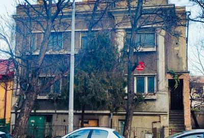 Casă cu 16 camere în 1 Mai