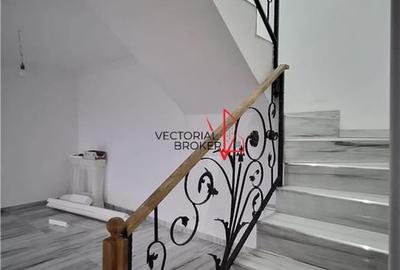 Casă cu 4 camere cu Teren 370 Mp în Central - 1