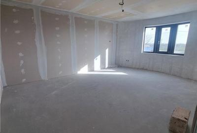 Casă cu 4 camere decomandat în Calomfirești - 2