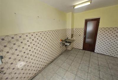 Apartament cu 4 camere decomandat în Micro IV - 30