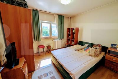Apartament de vanzare, cu 3 camere, 65 mp, decomandat, Piata Victoriei - 11