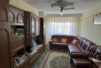 Apartament cu 3 camere decomandat Maracineni central
