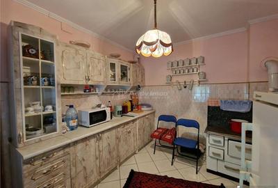 Casă cu 5 camere cu Teren 2446 Mp în Central - 1