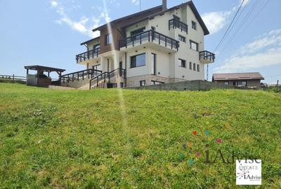 Casă individuală cu 12 camere cu Canalizare în Fundata - 1