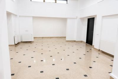 Birou, de 124.76000213623 mp, în 13 Septembrie - 2