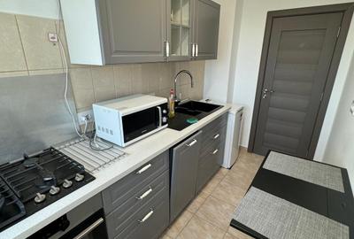 Apartament cu 3 camere semidecomandat, mobilat în Drumul Taberei