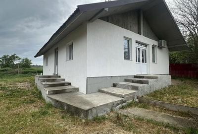Casă cu 4 camere în Centura