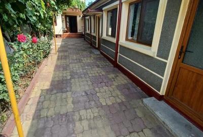 Casă cu 7 camere cu Canalizare în Central - 2