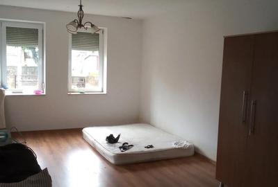 Casă cu 3 camere cu Teren 500 Mp în Central - 1