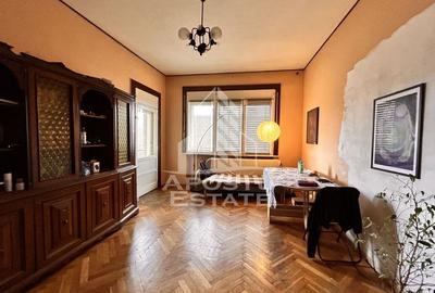 Apartament cu 4 camere decomandat, mobilat în P-ța Unirii