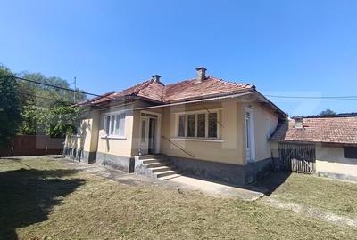 Casa cu 3 camere si o bucatarie de vara si 1300 mp teren si anexe