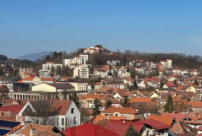 Apartament cu 3 camere, mobilat în Cetatea - 2