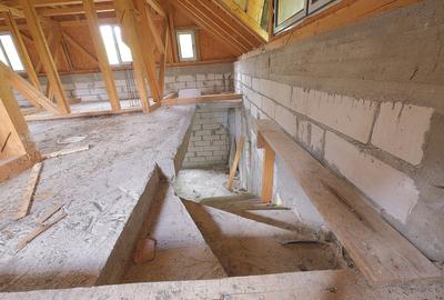 Casă cu 7 camere cu Teren 250 Mp în Roșu