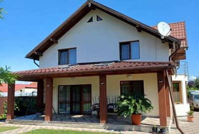 Casă individuală cu 4 camere cu Piscina în Hărmanului