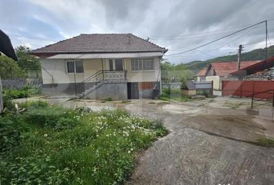 Casă cu 3 camere cu Teren 4313 Mp în Central