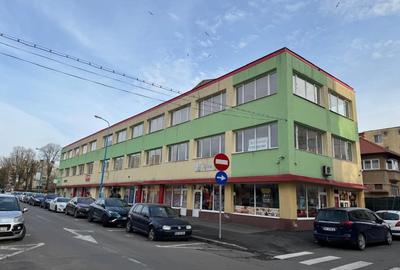 Zona pietii Tractorul, 900 mp, spatii comerciale dispuse pe doua etaje - 1