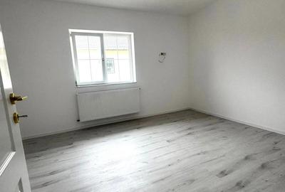 Casă cu 4 camere cu Teren 240 Mp în Central