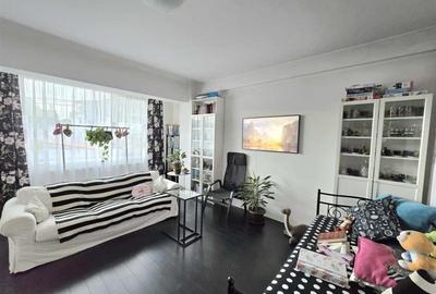 Apartament cu 3 camere semidecomandat în Bucureștii Noi