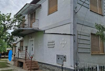 Casă cu 4 camere cu Teren 640 Mp în Central - 1