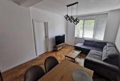 Apartament cu 2 camere semidecomandat, mobilat în Central