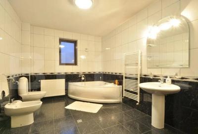 Casă cu 10 camere cu Teren 363 Mp în Democrației - 10