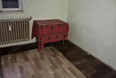 Garsoniera 13 decembrie etaj 4 necesita renovare pret 7000 detalii la - 2