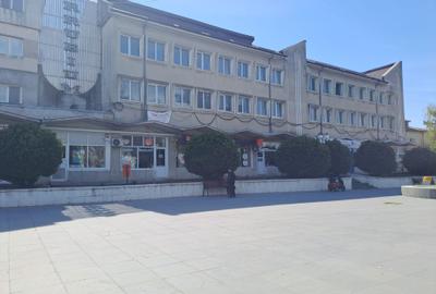 Spațiu comercial, de 320 mp, în Central - 4