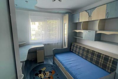 Apartament cu 3 camere semidecomandat în Ostroveni