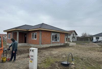 Casă cu Teren 560 Mp în Păulești - 1