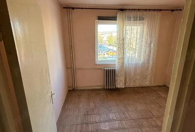 PROPRIETAR vand apartament cu 3 camere Et.1 ,Aleea Ioan Slavici Bl 49 - 9