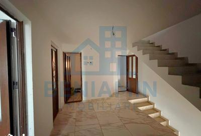 Casă cu 4 camere cu Teren 195 Mp în Central - 1