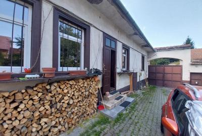 Casa deosebita, doua corpuri, 7 camere, 3 bucatarii, curte 1282 mp, Rasnov.