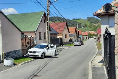 Casă cu 4 camere cu Teren 700 Mp în Zărnești
