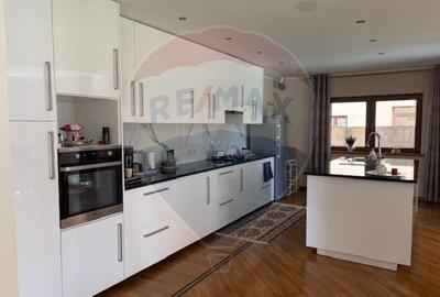 Casa / Vila cu 5 camere de vanzare - 8