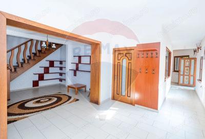 Casă cu 5 camere cu Canalizare în Central - 14