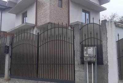 Casă cu 4 camere în Central - 2