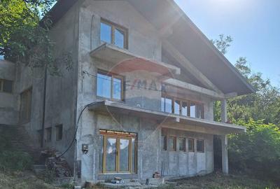 Casa / Vila la gri aproape gata sa devina acasa ! - 3