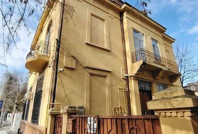 Apartament cu 4 camere semidecomandat în Central