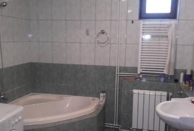 Casă cu 5 camere cu Canalizare în Central - 2