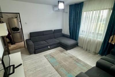 Apartament cu 3 camere semidecomandat în Podu Roș
