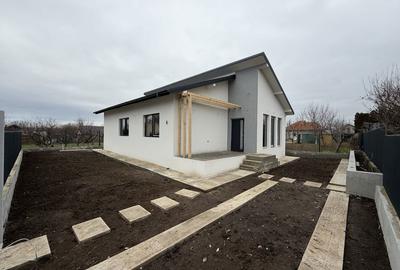 Casă cu 3 camere în Corbu - 1