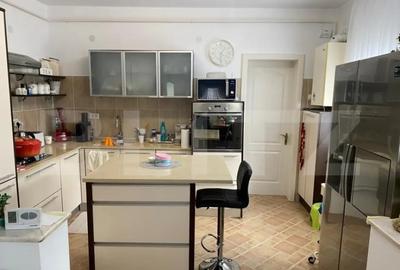 Casă cu 4 camere cu Teren 1050 Mp în Central
